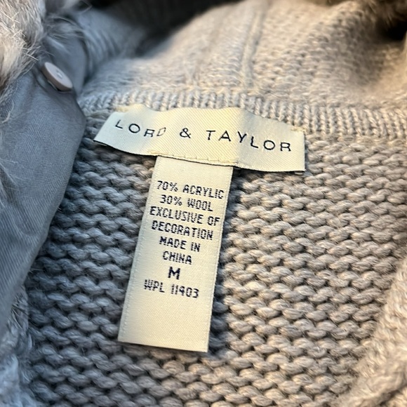 Cable knit vest with faux fur collar/hood - Picture 5 of 7